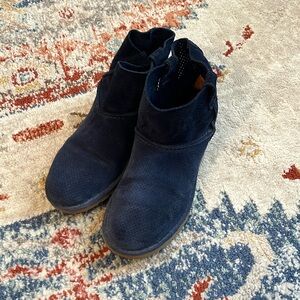 UGG short suede boot. Size 9